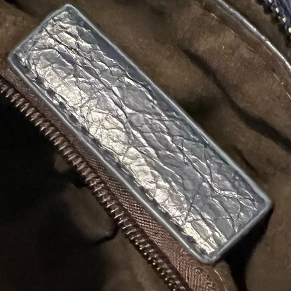 Graffiti Women's Leather Handbag Shoulder Bag with Zipper Closure - Picture 14 of 15